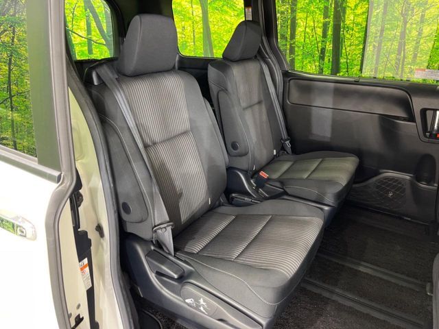 TOYOTA VOXY HYBRID 2018