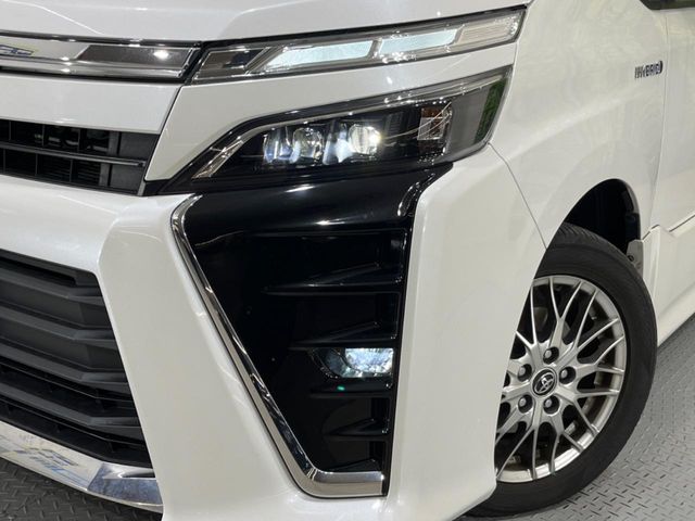 TOYOTA VOXY HYBRID 2018