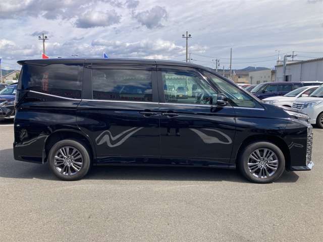 TOYOTA VOXY HYBRID 4WD 2022