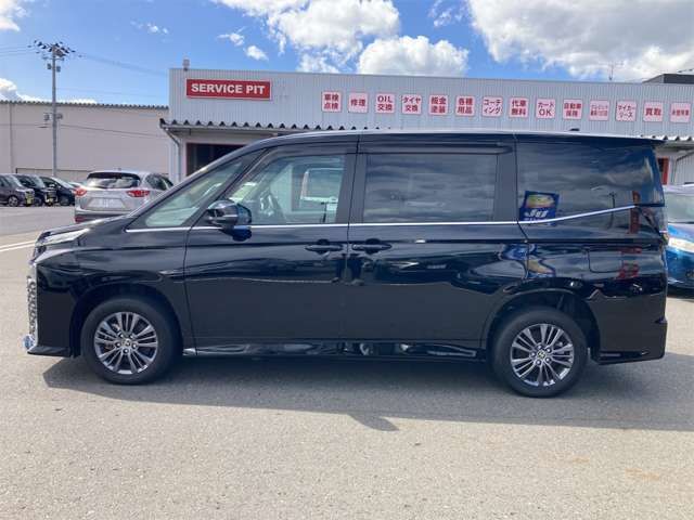 TOYOTA VOXY HYBRID 4WD 2022