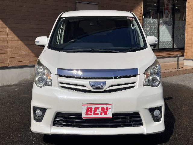 TOYOTA NOAH 2013