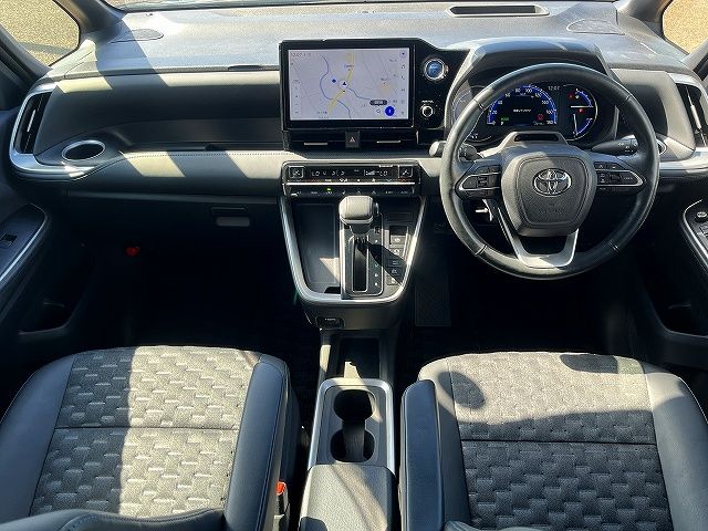 TOYOTA VOXY HYBRID 2022