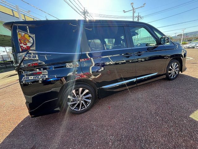 TOYOTA VOXY HYBRID 2022