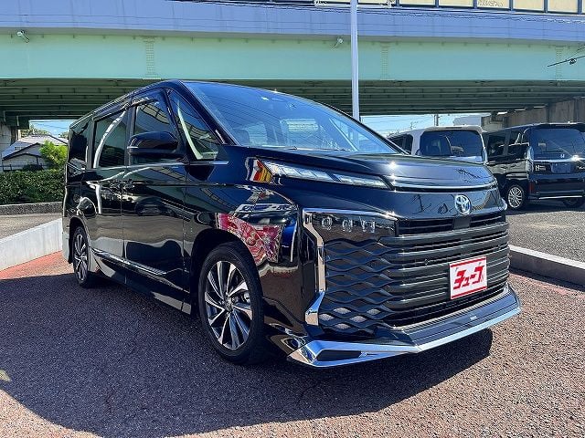 TOYOTA VOXY HYBRID 2022