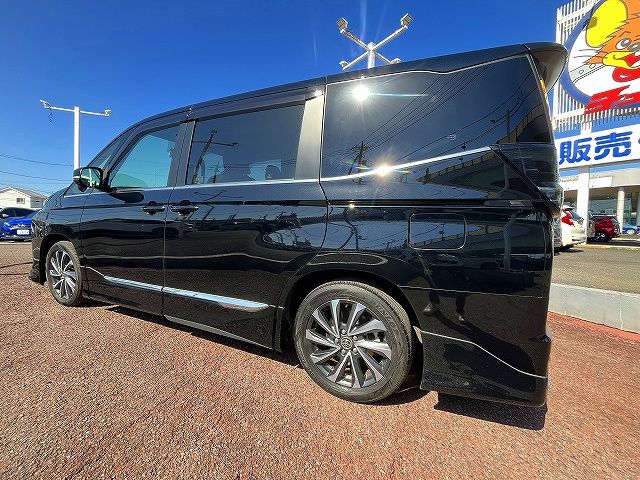 TOYOTA VOXY HYBRID 2022