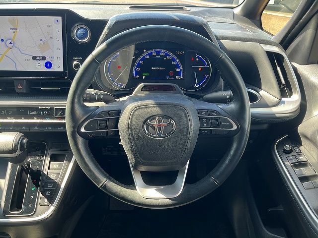 TOYOTA VOXY HYBRID 2022