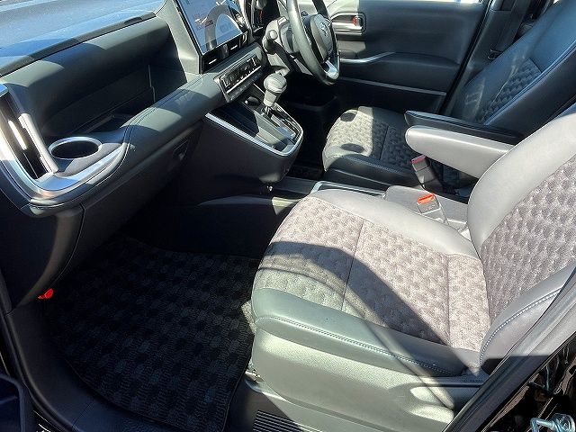 TOYOTA VOXY HYBRID 2022