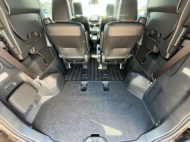 TOYOTA VOXY HYBRID 2022