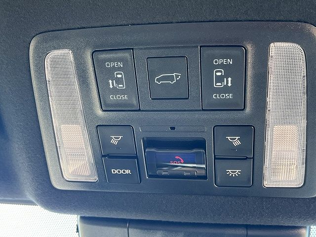 TOYOTA VOXY HYBRID 2022