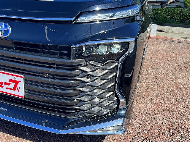 TOYOTA VOXY HYBRID 2022