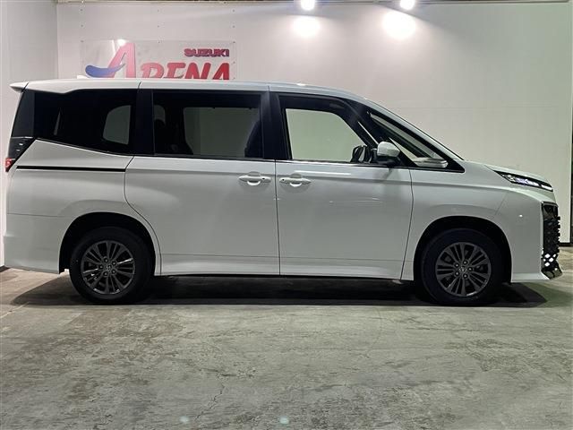 TOYOTA VOXY 4WD 2024