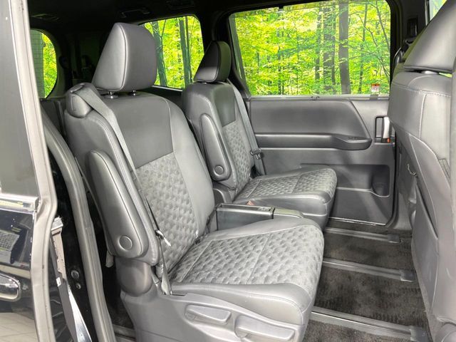 TOYOTA VOXY HYBRID 2024