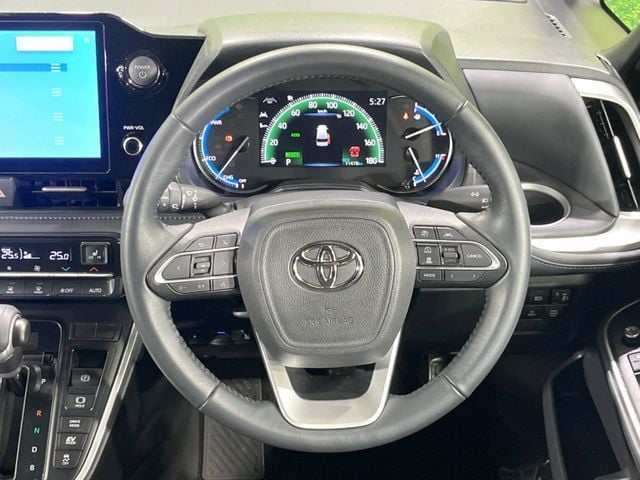 TOYOTA VOXY HYBRID 2024
