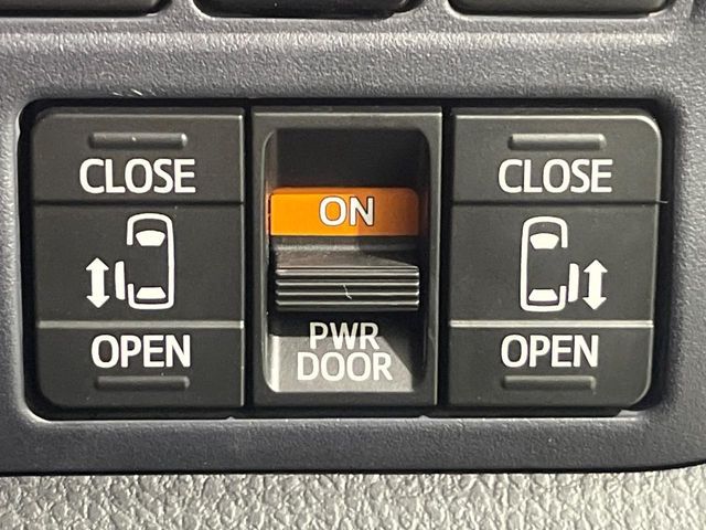 TOYOTA VOXY HYBRID 2017