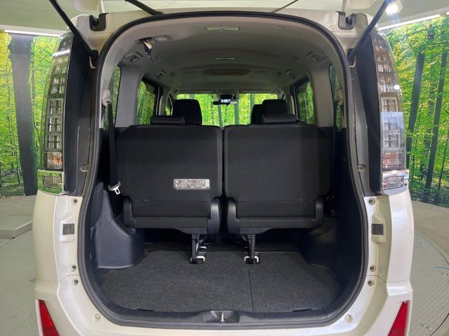 TOYOTA VOXY HYBRID 2017