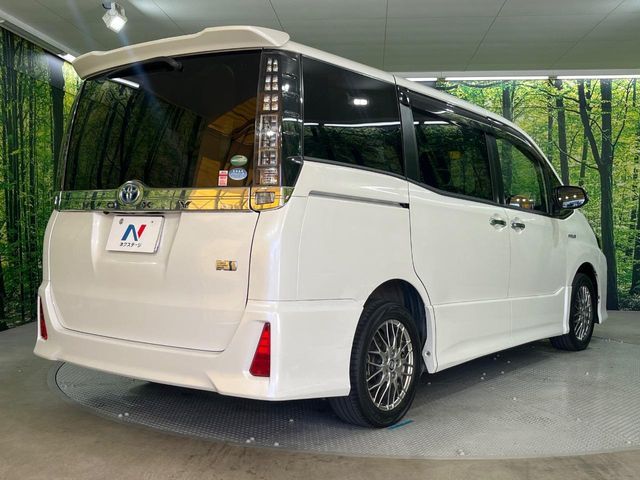 TOYOTA VOXY HYBRID 2017