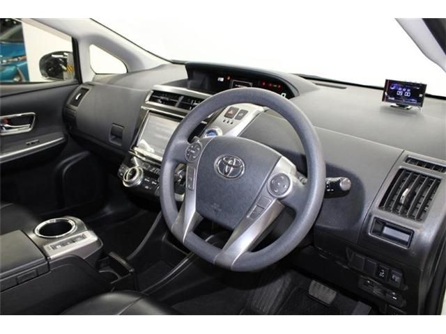 TOYOTA PRIUS Alpha 2015