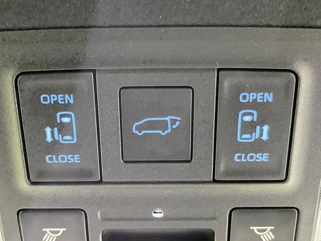 TOYOTA VOXY HYBRID 2023