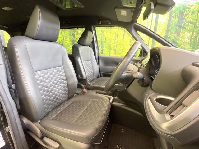 TOYOTA VOXY HYBRID 2023