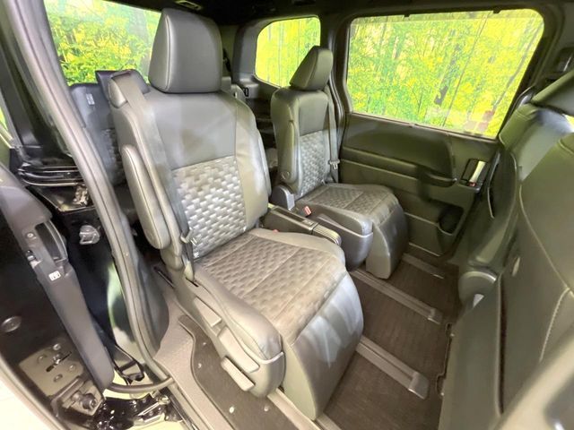 TOYOTA VOXY HYBRID 2023