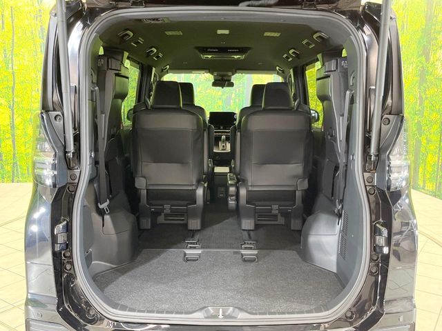 TOYOTA VOXY HYBRID 2023