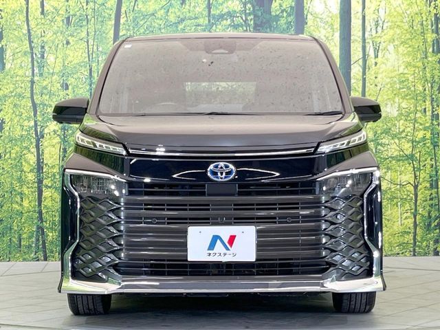 TOYOTA VOXY HYBRID 2023