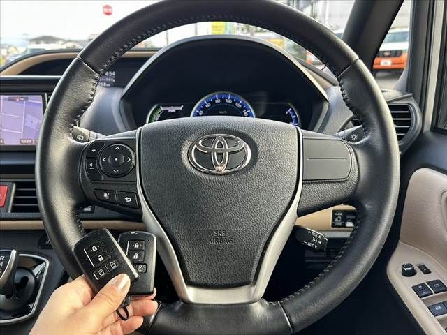 TOYOTA NOAH HYBRID 2014