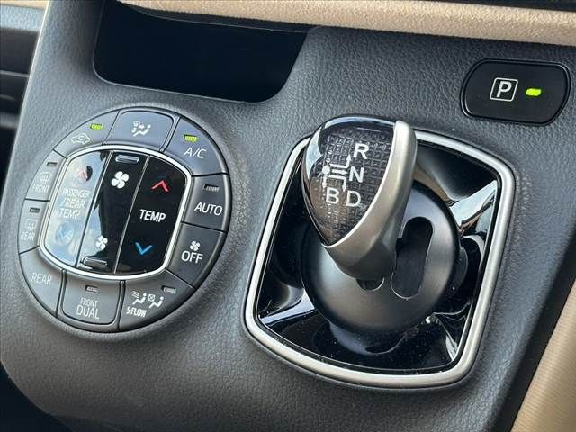 TOYOTA NOAH HYBRID 2014