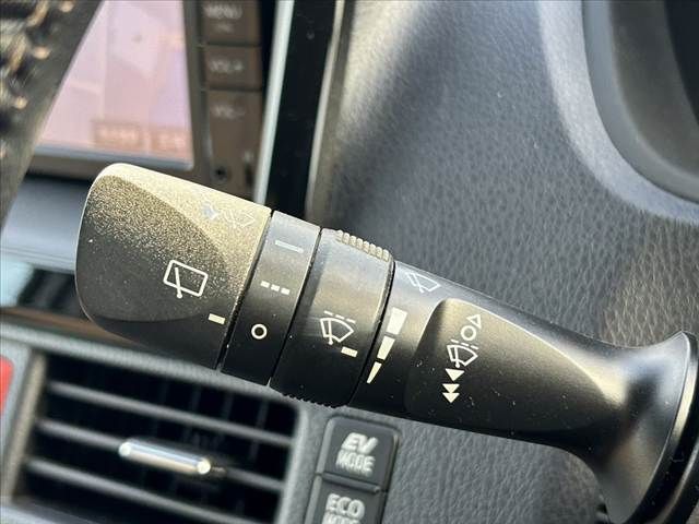 TOYOTA NOAH HYBRID 2014