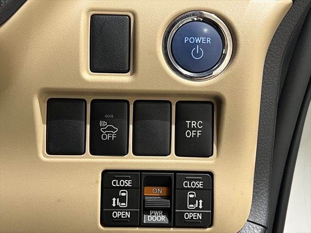 TOYOTA NOAH HYBRID 2015