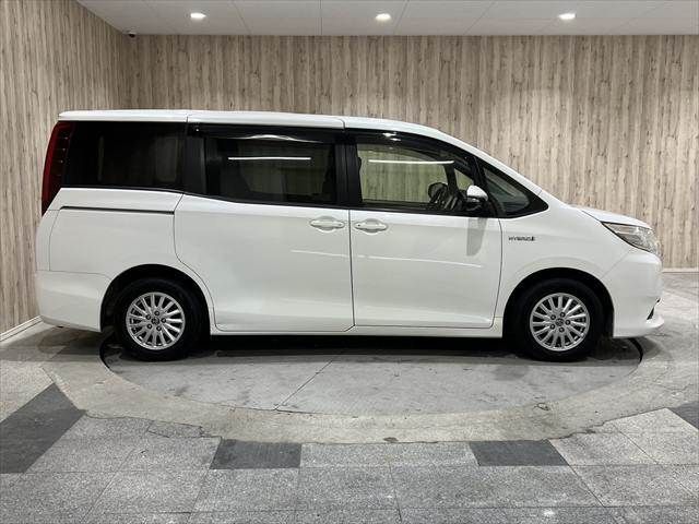 TOYOTA NOAH HYBRID 2015