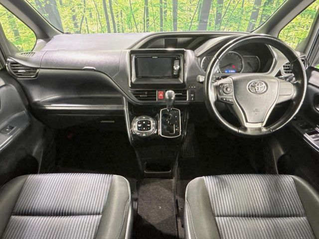 TOYOTA VOXY 2017