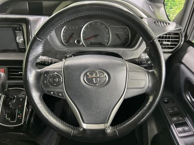 TOYOTA VOXY 2017