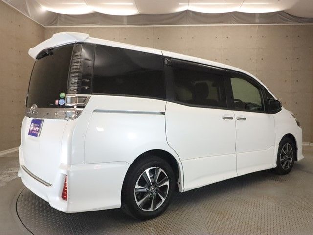 TOYOTA VOXY 2018