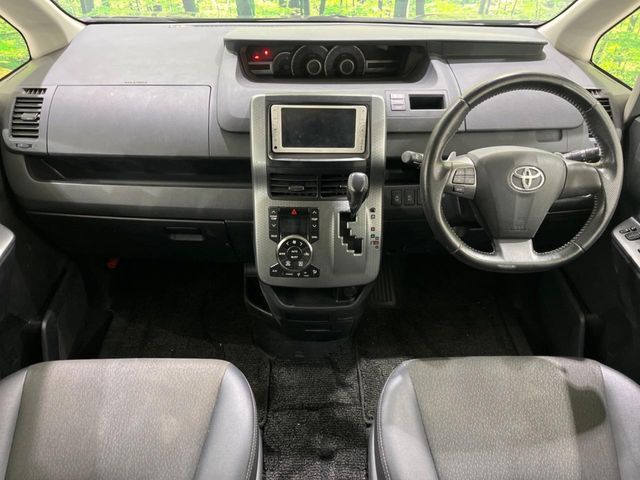 TOYOTA VOXY 2013