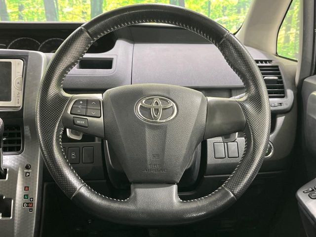TOYOTA VOXY 2013