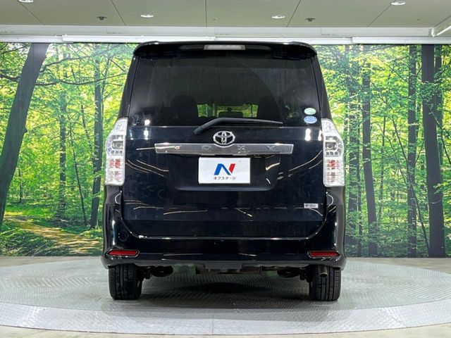 TOYOTA VOXY 2013