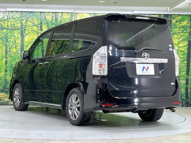 TOYOTA VOXY 2013
