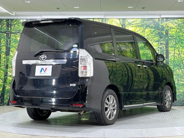 TOYOTA VOXY 2013