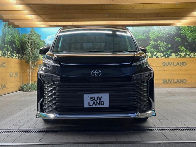 TOYOTA VOXY 2023