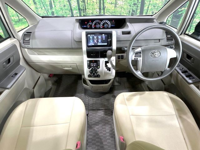 TOYOTA NOAH 2010