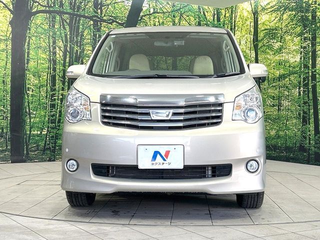 TOYOTA NOAH 2010