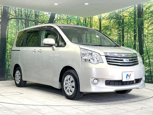 TOYOTA NOAH 2010