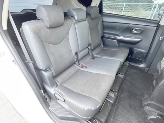 TOYOTA PRIUS Alpha 2015