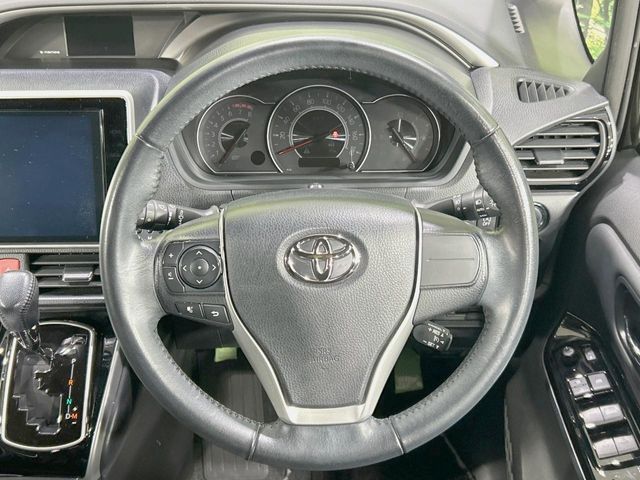 TOYOTA VOXY 2021