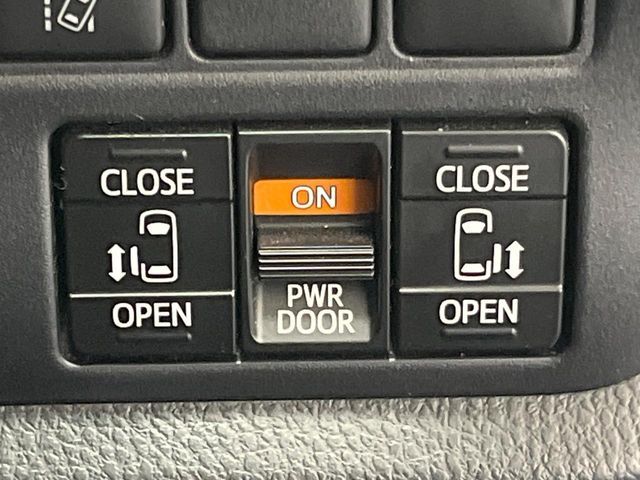 TOYOTA VOXY HYBRID 2020