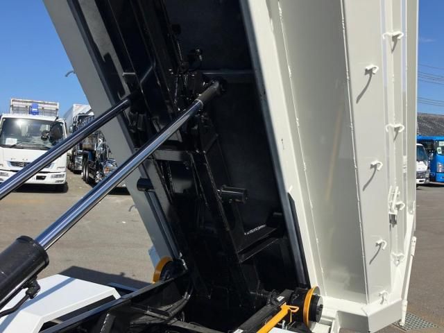 MITSUBISHI CANTER 2025