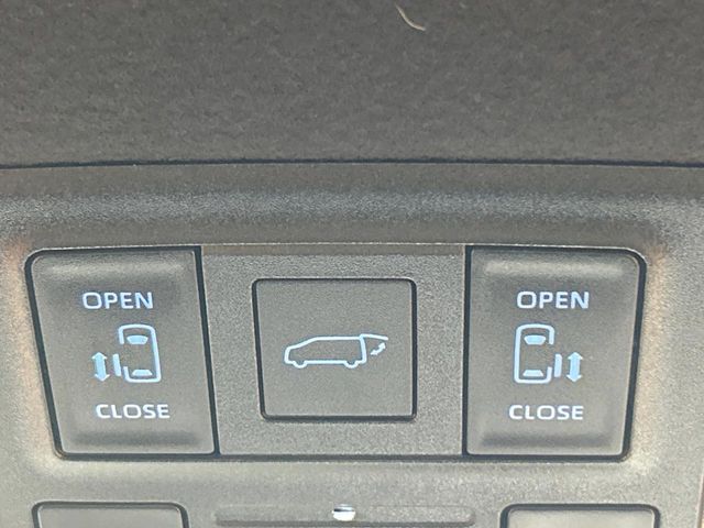 TOYOTA VOXY HYBRID 2023