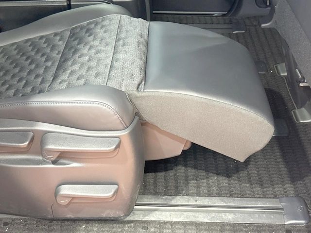 TOYOTA VOXY HYBRID 2023