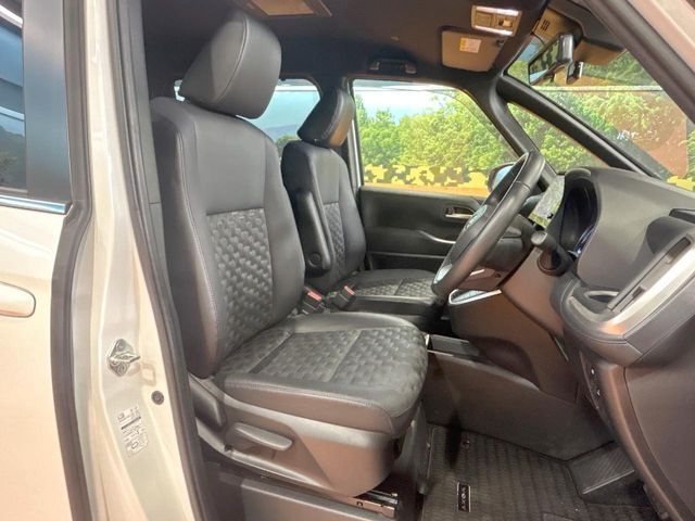 TOYOTA VOXY HYBRID 2023